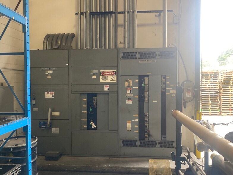 More Photos Of 695 Tower Dr, Kennedale Distribution For Lease