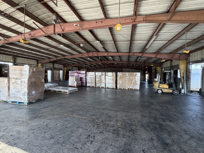 More Photos Of 2026 W Malone Ave, San Antonio Warehouse For Lease