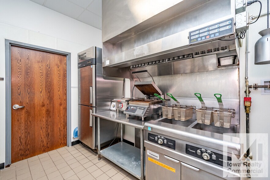 More Photos Of 955 29th Ave, Marion General Retail For Lease