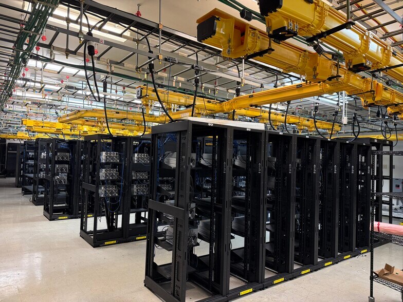 More Photos Of 4407 Alpha Rd, Dallas Industrial For Lease