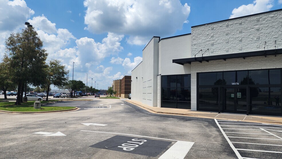 More Photos Of 18174 Gulf Fwy, Friendswood Freestanding For Lease