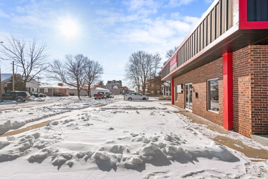 More Photos Of 121 N Folger St, Carrollton Office For Sale