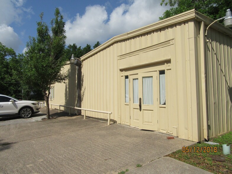 More Photos Of 205 NE Loop 230, Smithville Warehouse For Lease