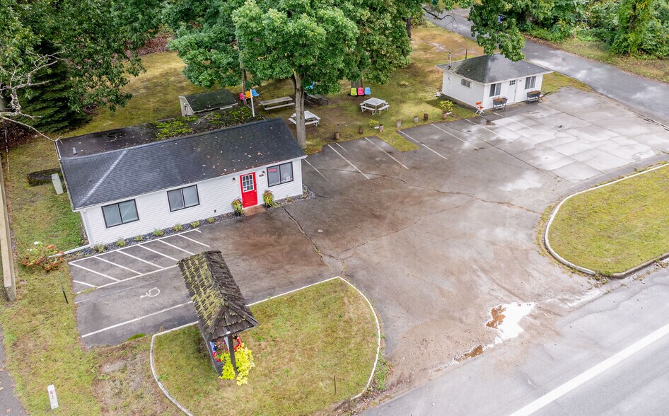 Primary Photo Of 50463 M-152, Dowagiac General Retail For Sale