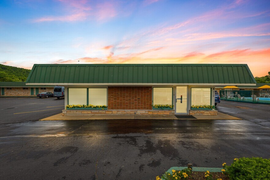 More Photos Of 310 S McCune St, Pilot Knob Hotel For Sale