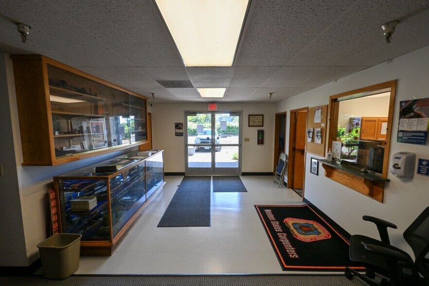 More Photos Of 276 Warner Milne Rd, Oregon City Showroom For Sale