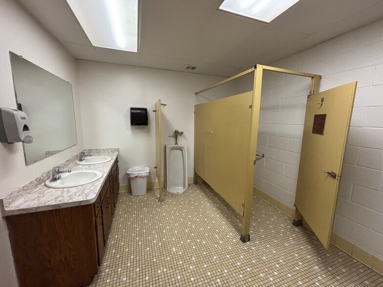 More Photos Of 4854-4864 S 10th St, Milwaukee Showroom For Lease