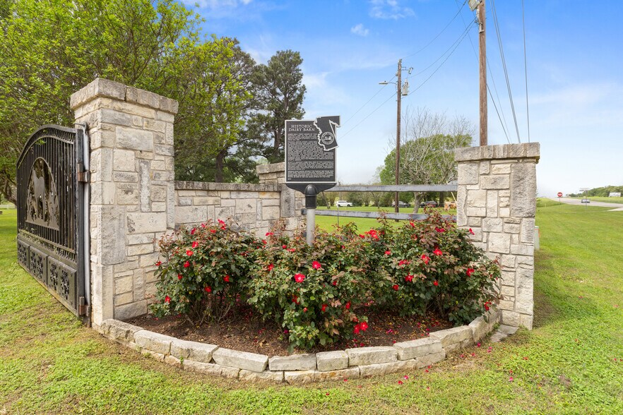 More Photos Of 53447 Highway 290, Hempstead Specialty For Sale