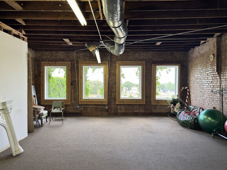 More Photos Of 419 W Main St, Yukon Storefront Retail Residential For Sale