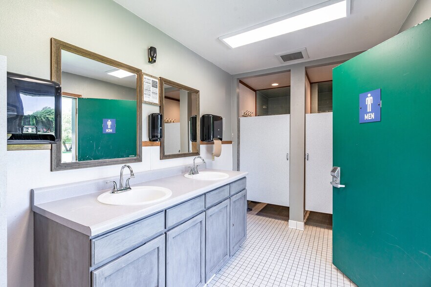 More Photos Of 8 W Curlew Lake Rd, Republic Self Storage For Sale