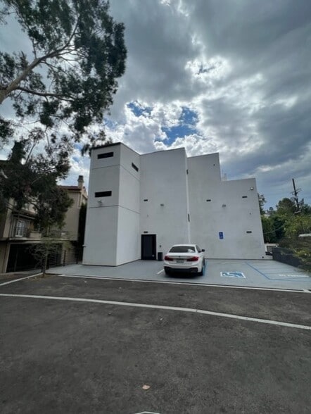 More Photos Of 3397 Barham Blvd, Los Angeles Loft Creative Space For Lease