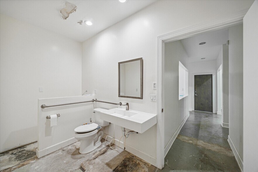 More Photos Of 6823 Northampton Way, Houston Warehouse For Sale