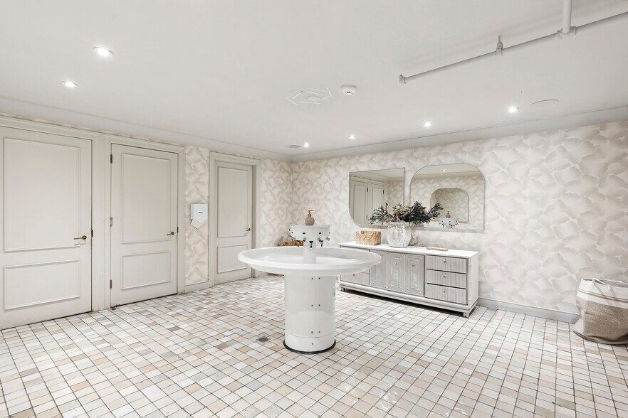 More Photos Of 4 S Elmwood Ave, Montauk Restaurant For Sale