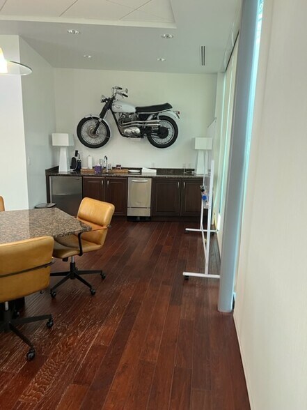 More Photos Of 5631 Broadway St, San Antonio Bank For Lease