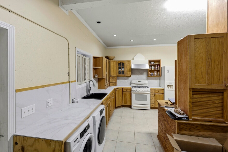 More Photos Of 1358 W Main St, Forest City Warehouse For Sale