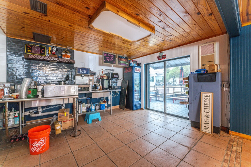 More Photos Of 23064 Harbor View Rd, Port Charlotte Warehouse For Sale