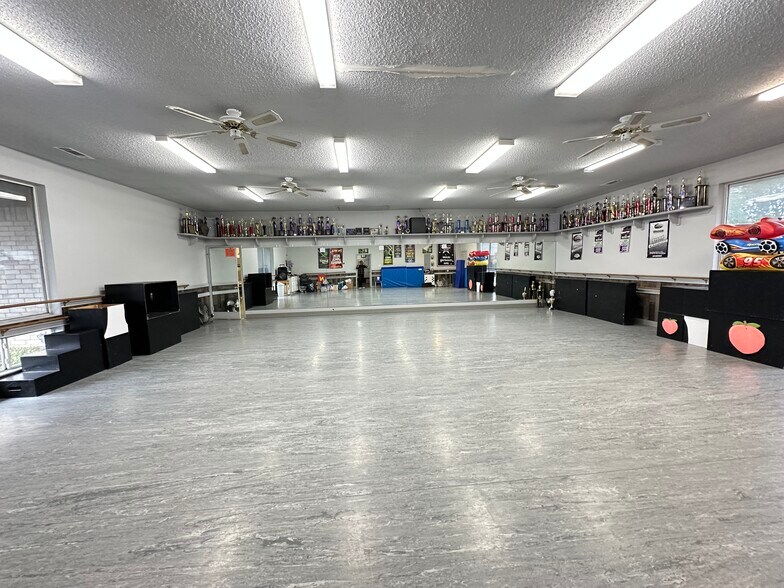 More Photos Of 1337 S Main St, Keller Freestanding For Sale