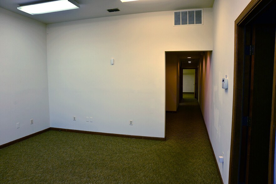 More Photos Of 9107 Industry Dr, Manassas Park Warehouse For Lease