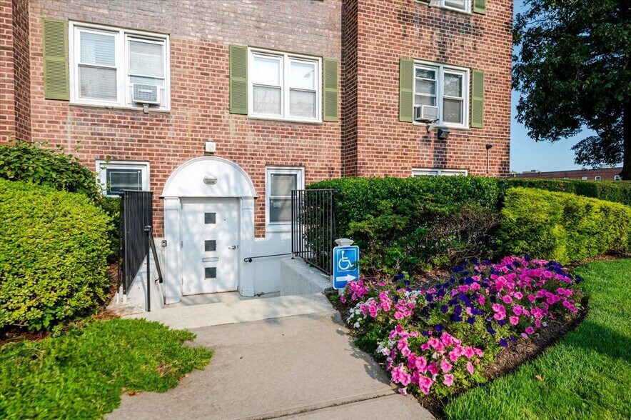 More Photos Of 195 N Village Ave, Rockville Centre Office For Sale