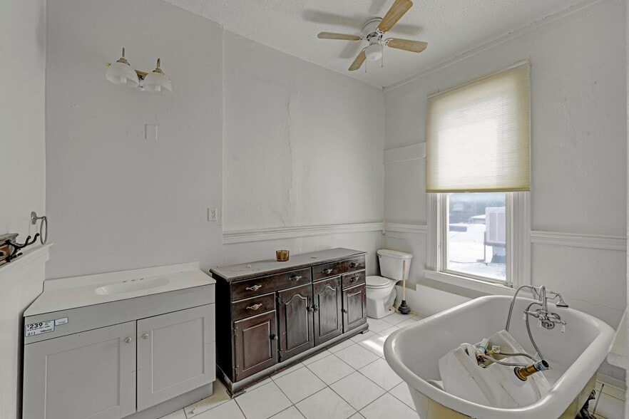 More Photos Of 122 W Main St, Florence Storefront For Sale