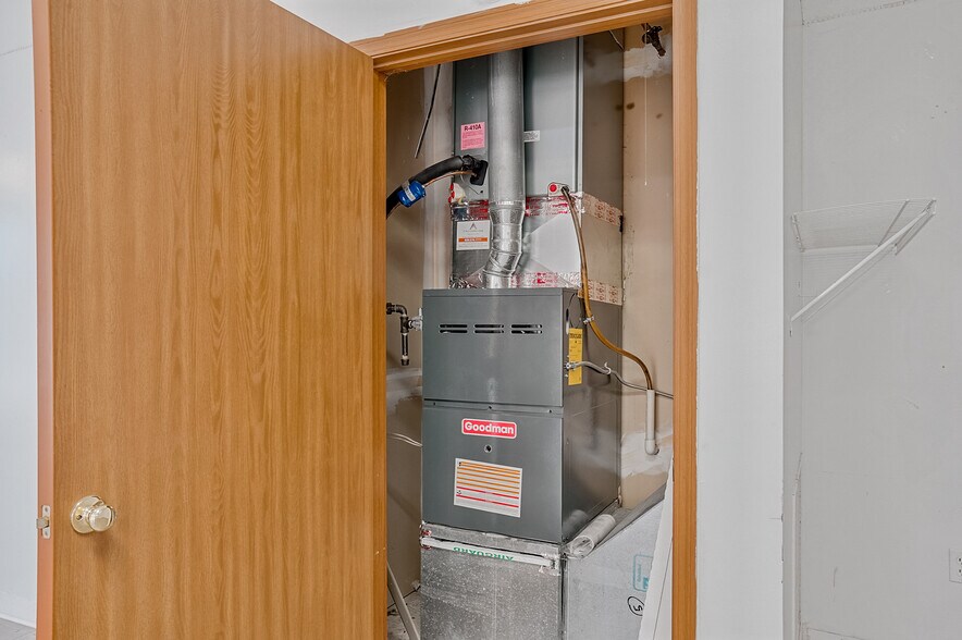 More Photos Of 12412 Lusher Rd, Saint Louis General Retail For Lease