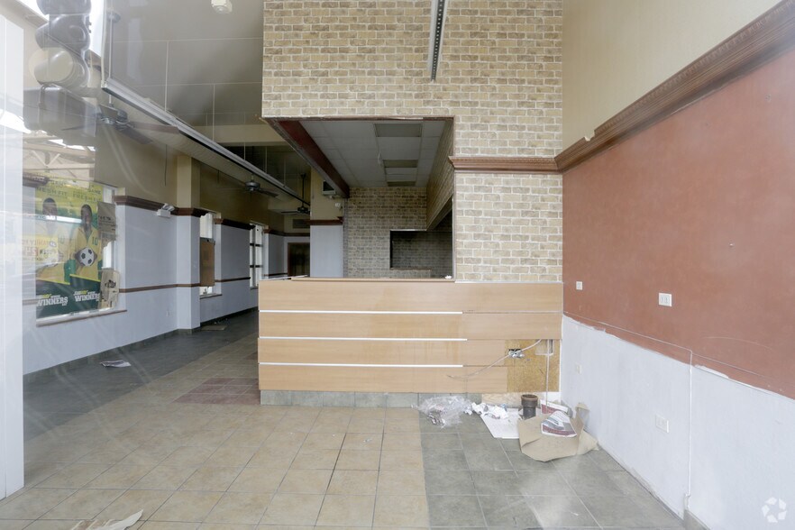 More Photos Of 304-332 N Pulaski Rd, Chicago Storefront Retail Office For Lease