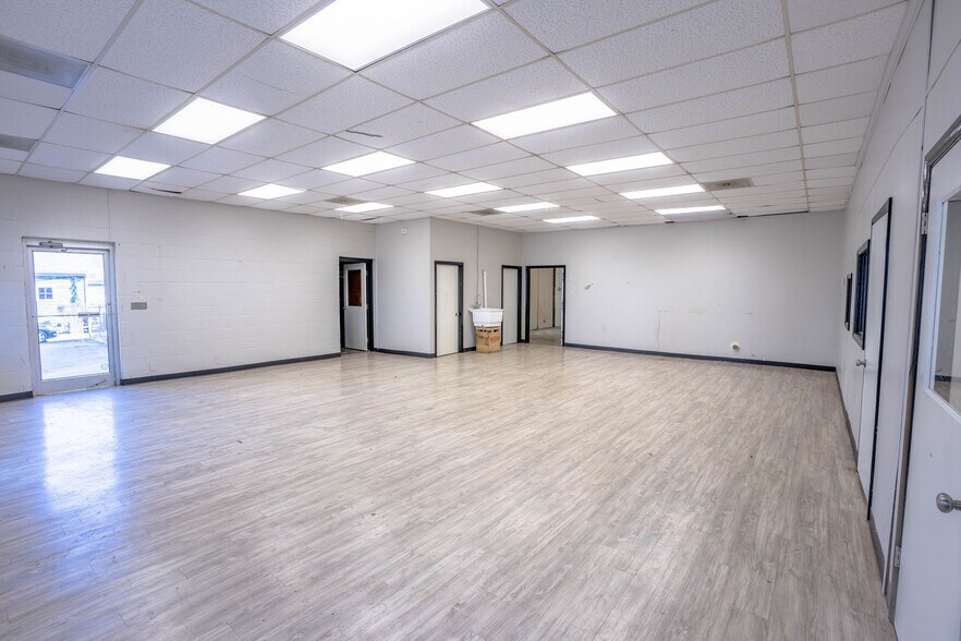 More Photos Of 902-904 Cleveland St, Durham Flex For Lease