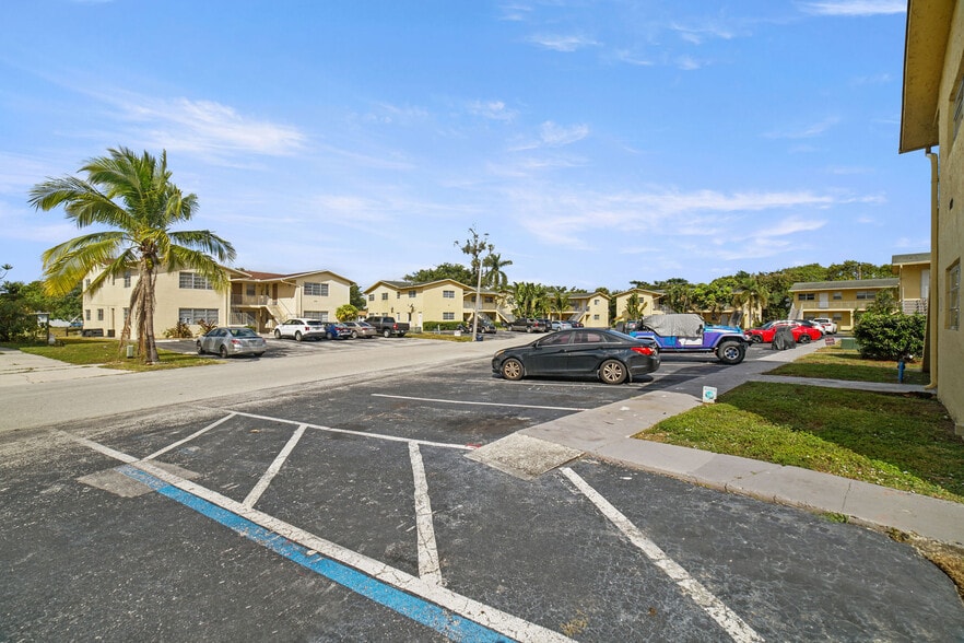 More Photos Of 461 Sunshine Dr, Coconut Creek Apartments For Sale