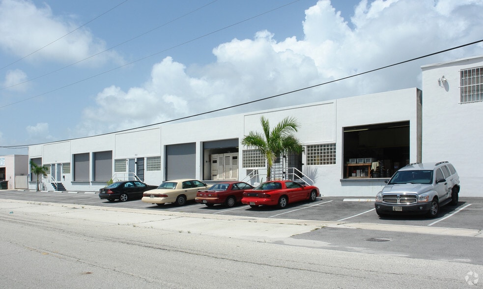 More Photos Of 210-214 10th St, Lake Park Warehouse For Lease