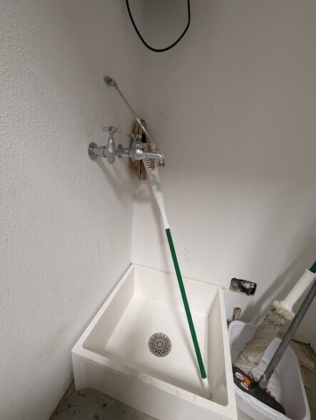 More Photos Of 516 S Main St, Nixa Service For Sale