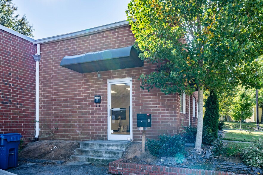 More Photos Of 902-904 Cleveland St, Durham Flex For Lease