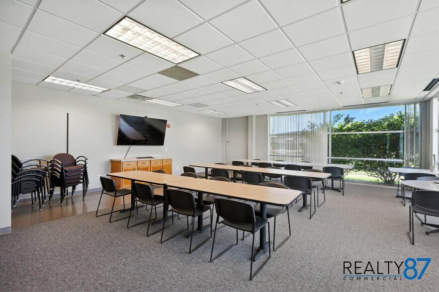 More Photos Of 4050 River Center Ct NE, Cedar Rapids Office For Lease