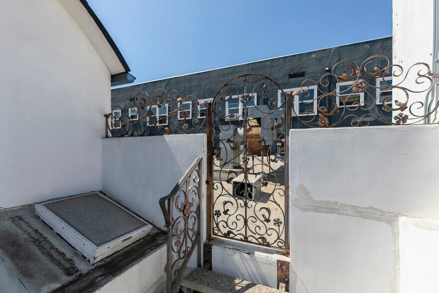 More Photos Of 6340 Yucca St, Los Angeles Restaurant For Lease