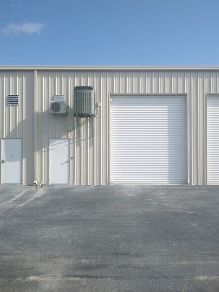 More Photos Of 2787 N Airport Rd, Fort Myers Warehouse For Lease