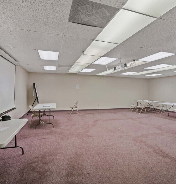 More Photos Of 924 W Rialto Ave, Rialto Warehouse For Lease
