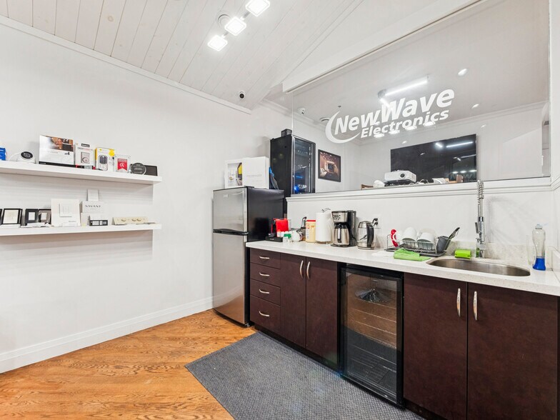 More Photos Of 175 W Beaver Creek Rd, Richmond Hill Light Distribution For Sale