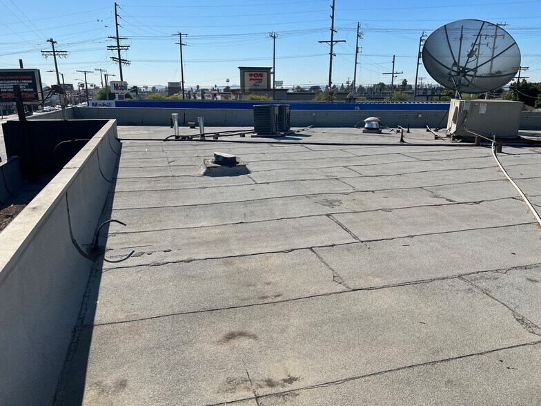 More Photos Of 9121 Woodman Ave, Arleta Storefront Retail Office For Sale