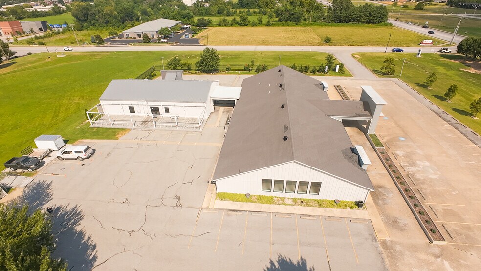More Photos Of 404 SW Regional Airport Blvd, Bentonville General Retail For Lease