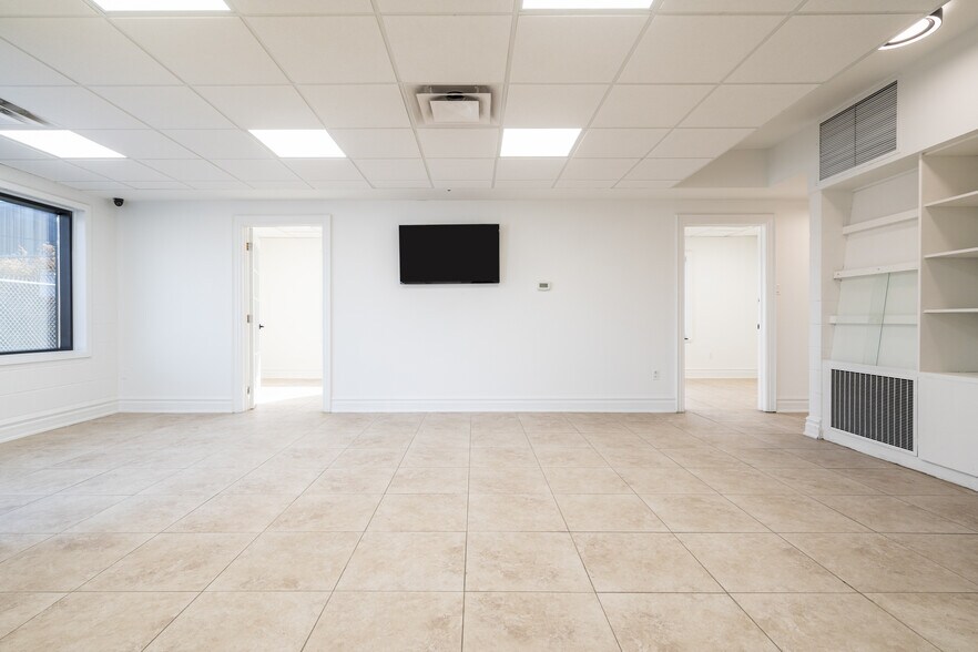 More Photos Of 100 Burland Cres, Hamilton Warehouse For Lease