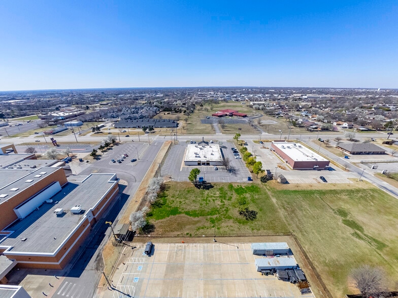 More Photos Of 400 N Eastern Ave, Moore Medical For Sale