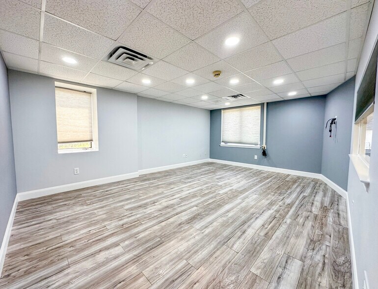 More Photos Of 406 E Pennsylvania Blvd, Feasterville Trevose Light Distribution For Lease