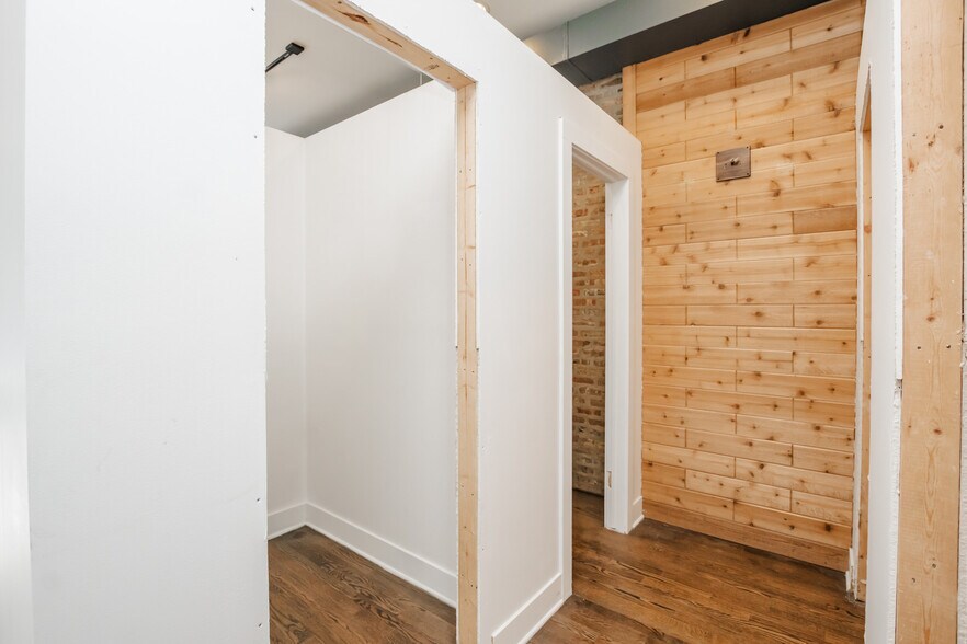 More Photos Of 1928 W Montrose Ave, Chicago Apartments For Lease