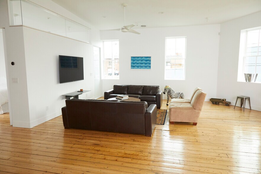 More Photos Of 76 Prince St, Kingston Storefront Retail Office For Sale