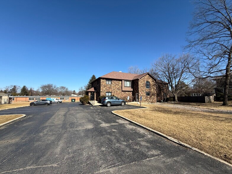 More Photos Of 126 W Maple Ave, Mundelein Apartments For Sale