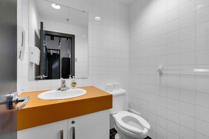 More Photos Of 525 Rue Sherbrooke E, Montréal Office For Lease