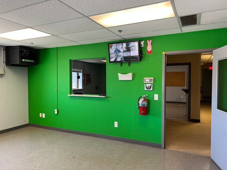 More Photos Of 12005 40,000 - 163,800 sf Available - Warren MI, Warren Distribution For Lease