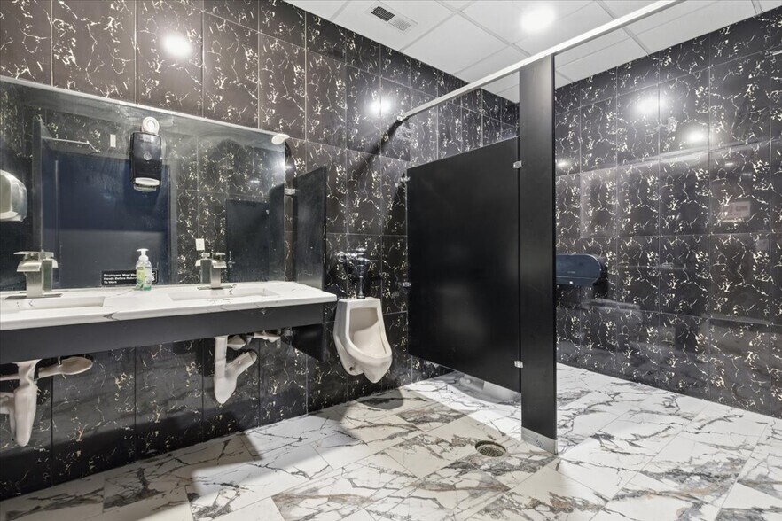 More Photos Of 2113 S Air Depot Blvd, Oklahoma City General Retail For Sale