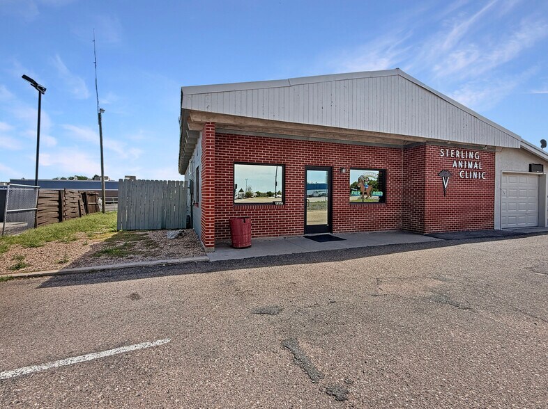 More Photos Of 1331 W Main St, Sterling Veterinarian Kennel For Sale