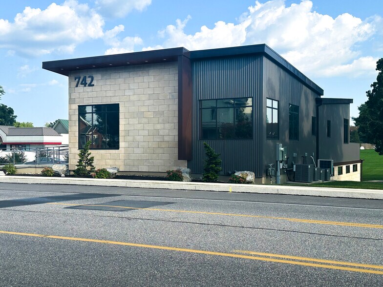 More Photos Of 742 E Main St, Annville Medical For Lease
