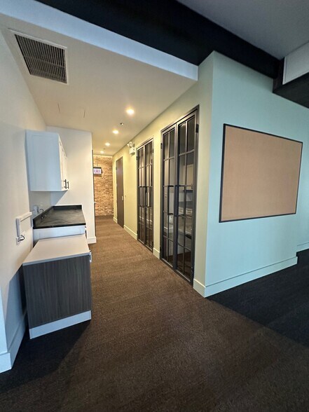 More Photos Of 646-648 N Clark St, Chicago Office For Lease
